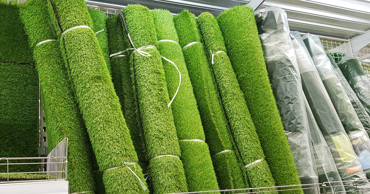 Role umělého trávníku v obchodě se výrazně liší kvalitou materiálu, hustotou vláken i odolností vůči UV záření.