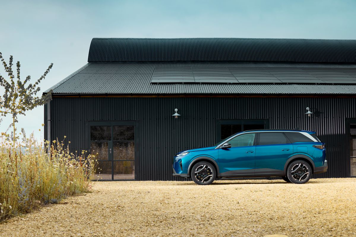 ustredni foto h SUV Peugeot 5008 Summer Blue