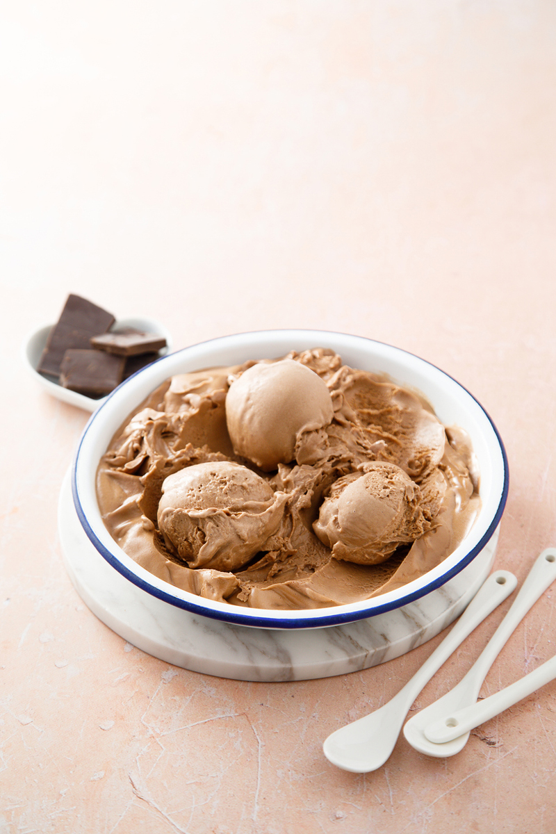 Čokoládová nice cream je připravená z mražených banánů a kakaa bez přidaného cukru.
