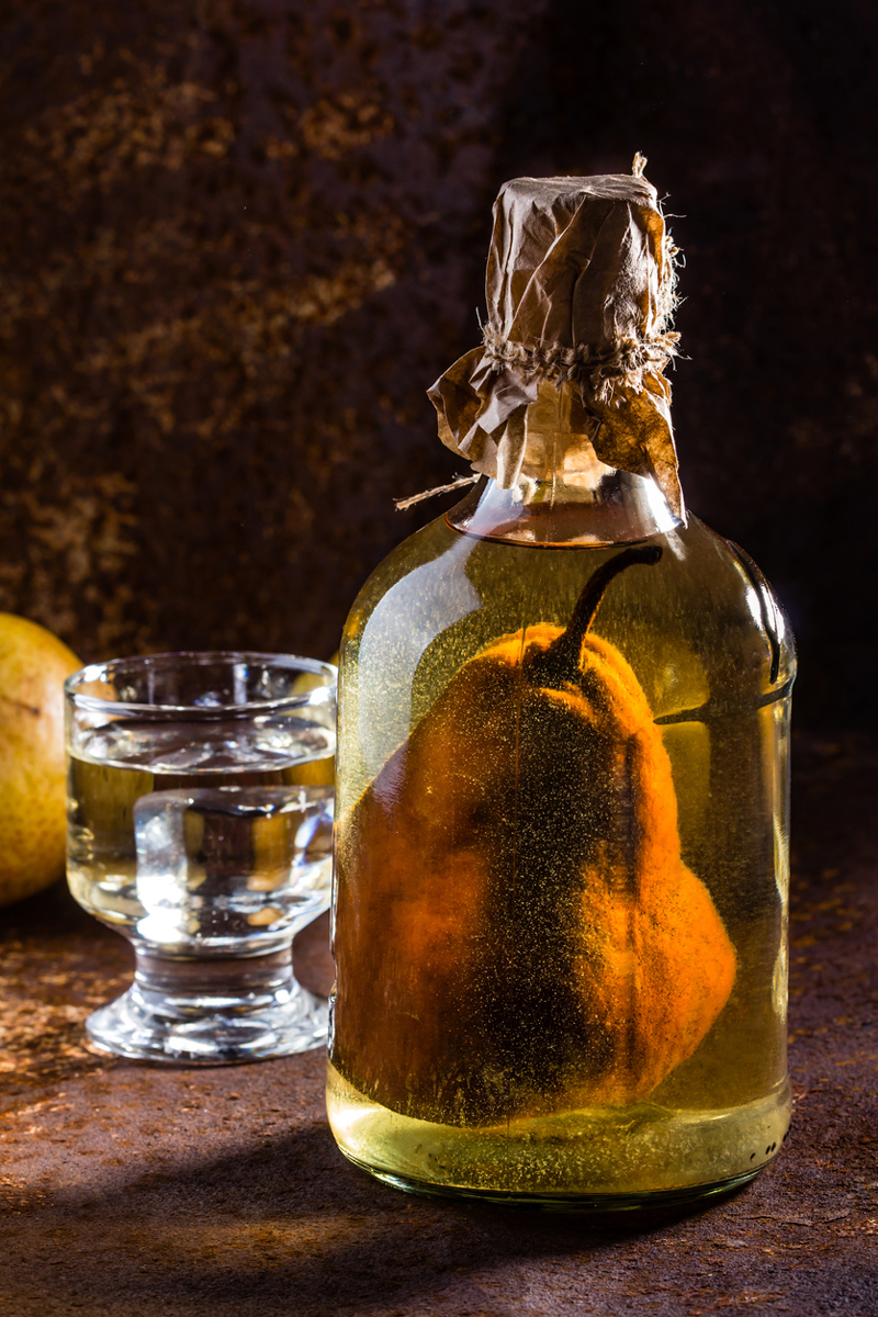 Dozrálá hruška naložená v alkoholu vytváří originální domácí likér, který je zároveň netradiční dekorací i dárkem.