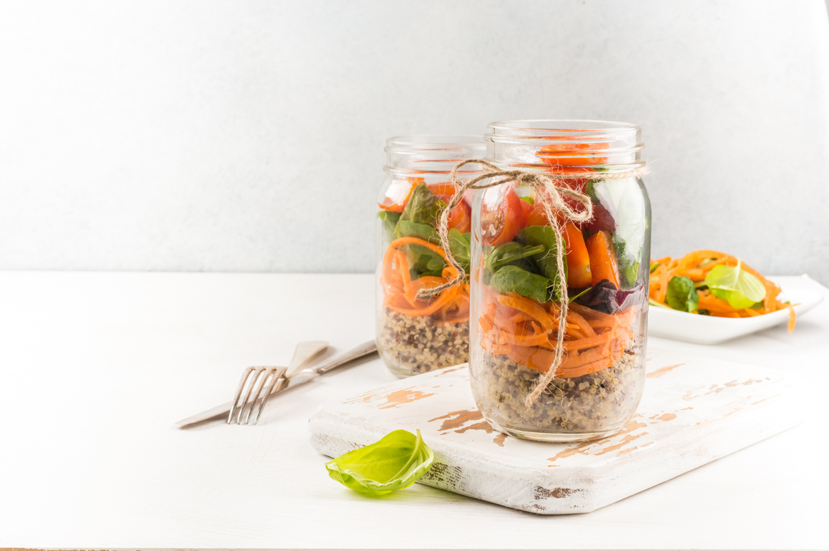 quinoa salat thajsky styl Salát s quinoou, zeleninou a listovými saláty ve sklenici inspirovaný thajskými chutěmi a vhodný pro přípravu dopředu.