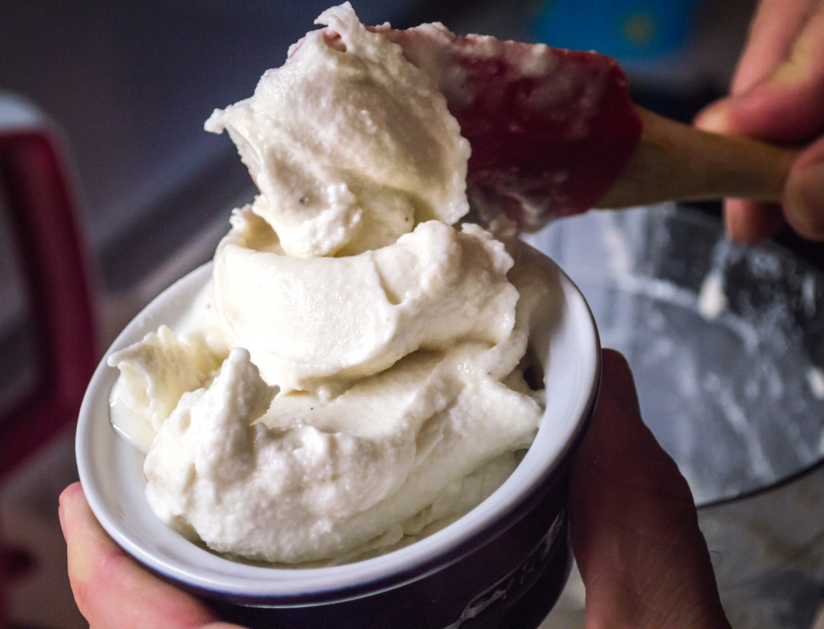 Vanilková nice cream z mražených banánů má krémovou konzistenci podobnou točené zmrzlině.