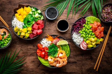 Různé varianty poke bowl s tuňákem, lososem, krevetami, avokádem a čerstvou zeleninou.