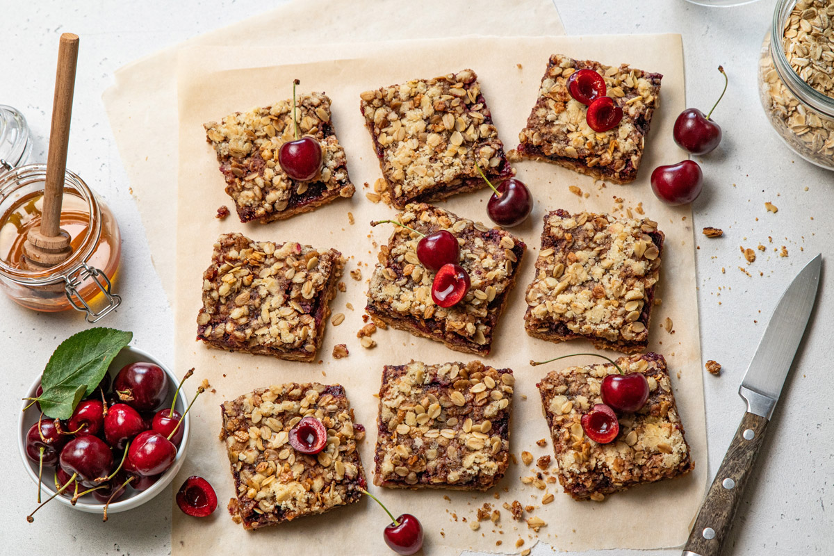 domaci granola tycinky Domácí granola tyčinky s ovesnými vločkami a ovocem představují praktickou svačinu plnou energie.