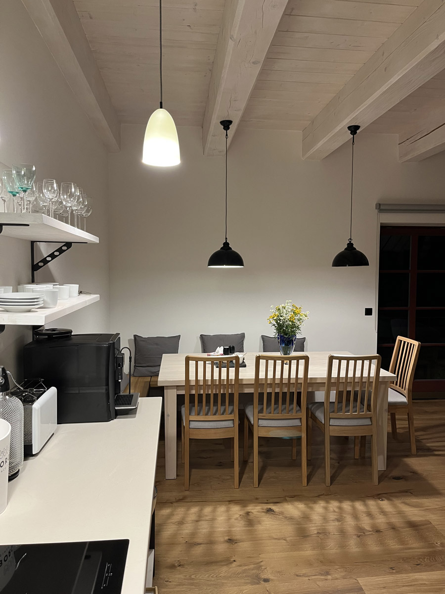 Dřevěný nábytek a střídmý design nechávají vyniknout původní architekturu historické chalupy. Černé kovové prvky či lampy dotvářejí mírný industriální nádech.