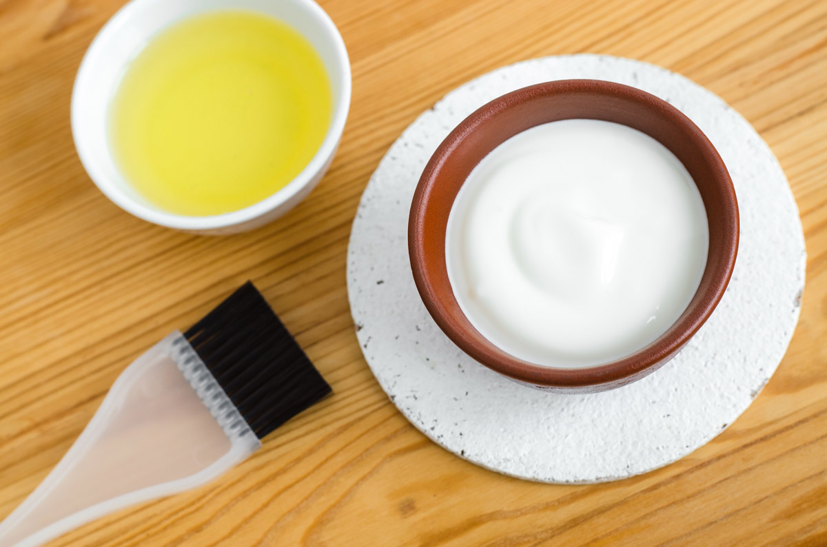 jogurt s olivovym olejem Jogurt s olivovým olejem tvoří jednoduchou domácí masku, která intenzivně hydratuje suché konečky vlasů.