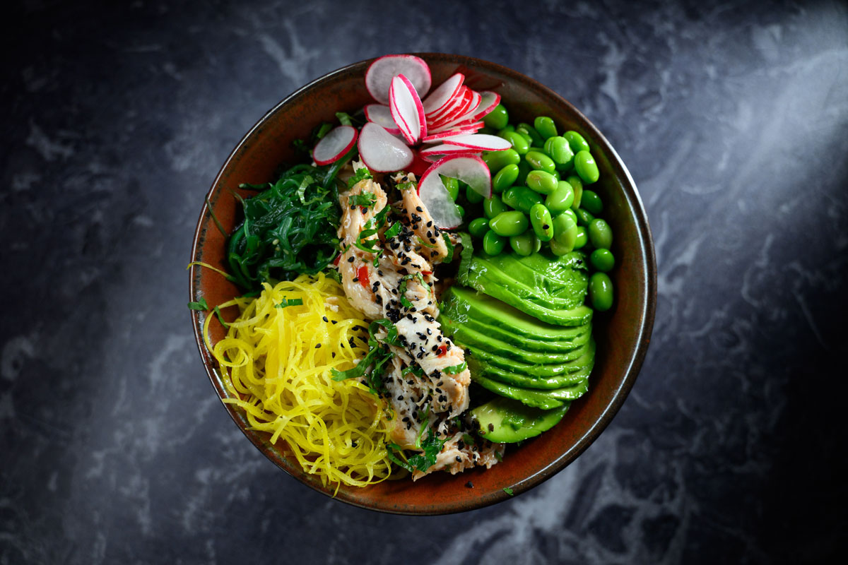 kureci Kuřecí poke bowl s avokádem, edamame, ředkvičkami a zeleninou.