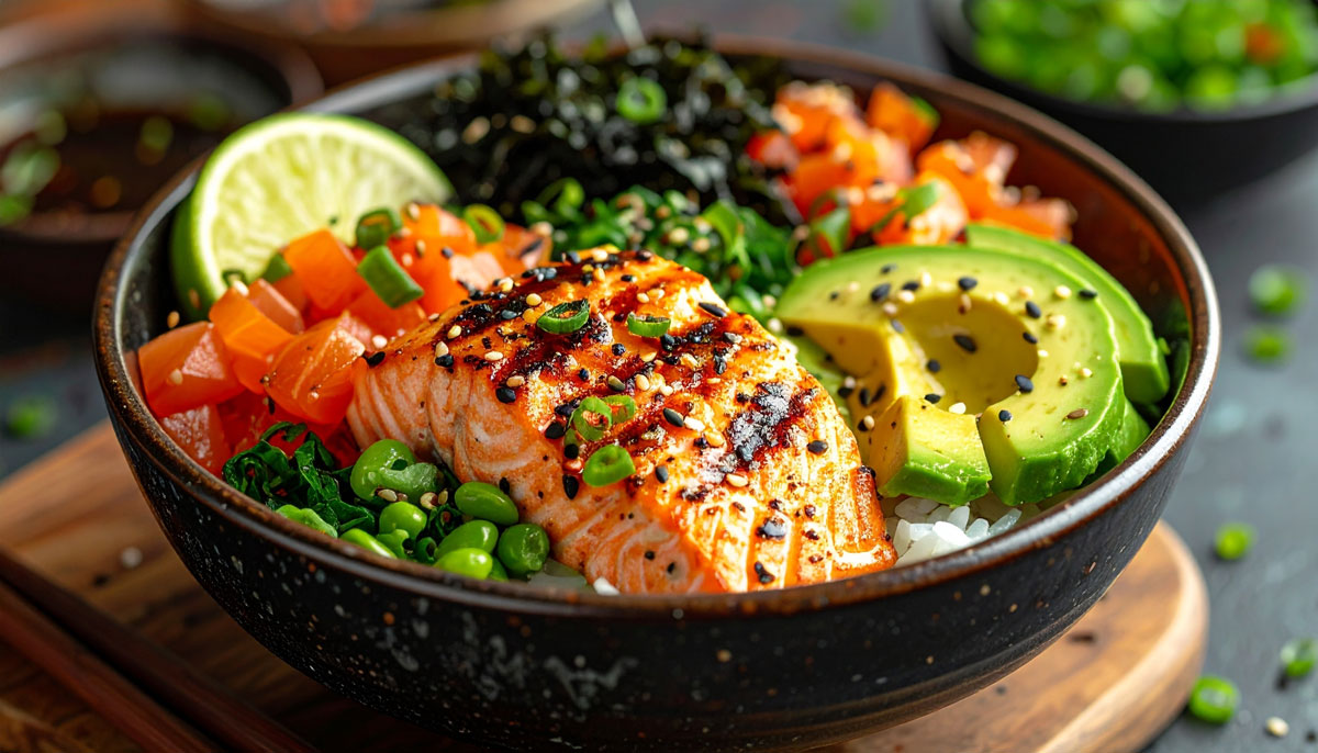 lososova Poke bowl s lososem, avokádem, edamame a rýží.