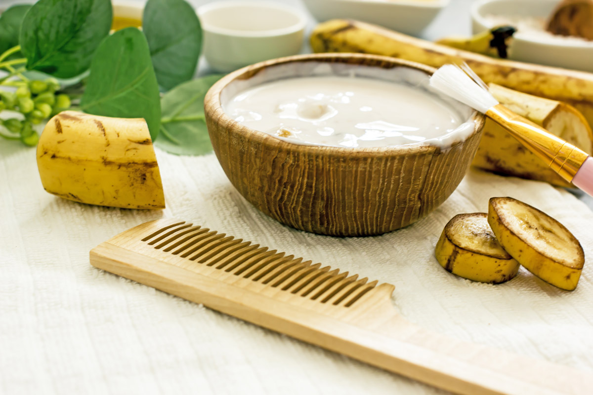 maska se zralym bananem Banánová vlasová maska s jogurtem a medem pomáhá omezit krepatění a dodává vlasům lesk.