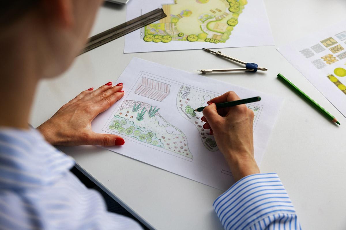 planovani zahrady Zahradní architekt při tvorbě ručního návrhu plánuje budoucí podobu zahrady.