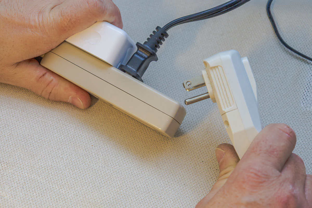 prodluzovacka Přetížená prodlužovací zásuvka může způsobit vypadávání jističů i přehřívání elektroinstalace na chalupě.