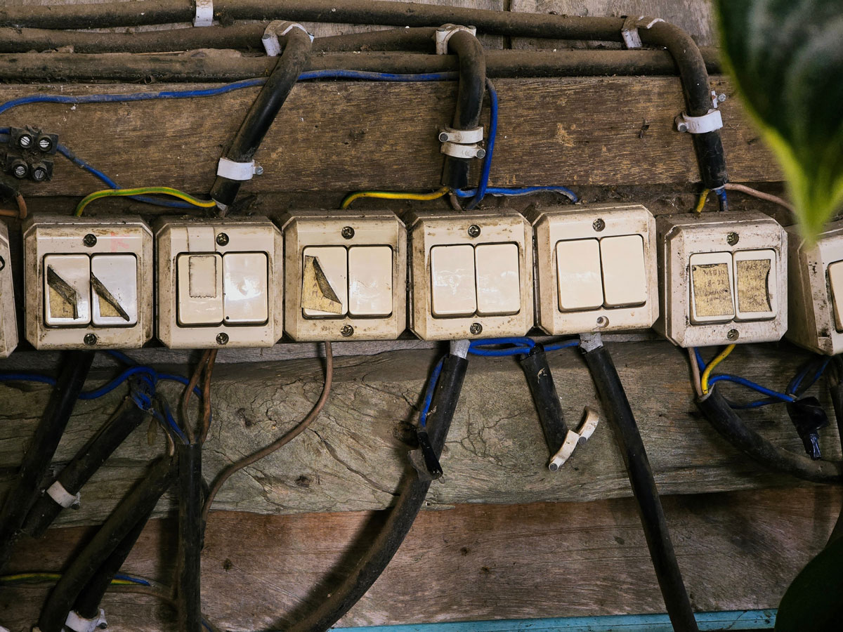 stare elektricke vedeni Staré elektrické rozvody a vypínače na chalupě mohou představovat bezpečnostní riziko a vyžadují odbornou kontrolu.