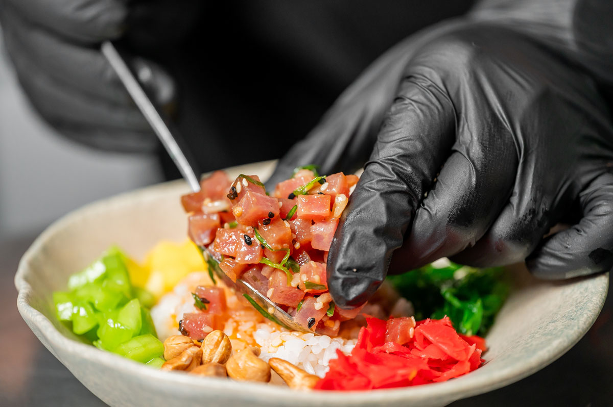tunakova Poke bowl s marinovaným tuňákem, rýží, avokádem, edamame a čerstvou zeleninou.