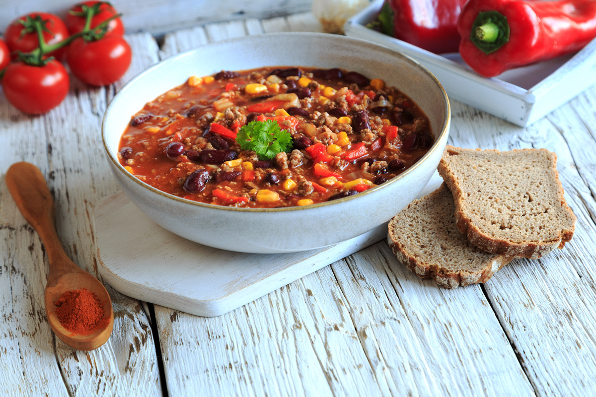chilli con carne Mexické chilli con carne s hovězím masem, fazolemi, kukuřicí a paprikou připomíná guláš, ale vyniká výrazně pikantní chutí.