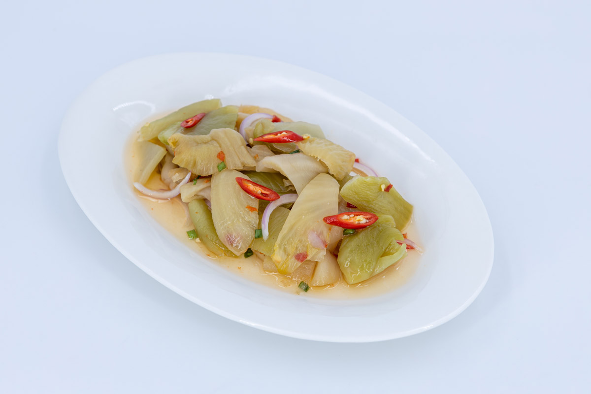 Kambodžská nakládaná zelenina Chrouak s chilli papričkami a cibulí podávaná jako pikantní příloha.
