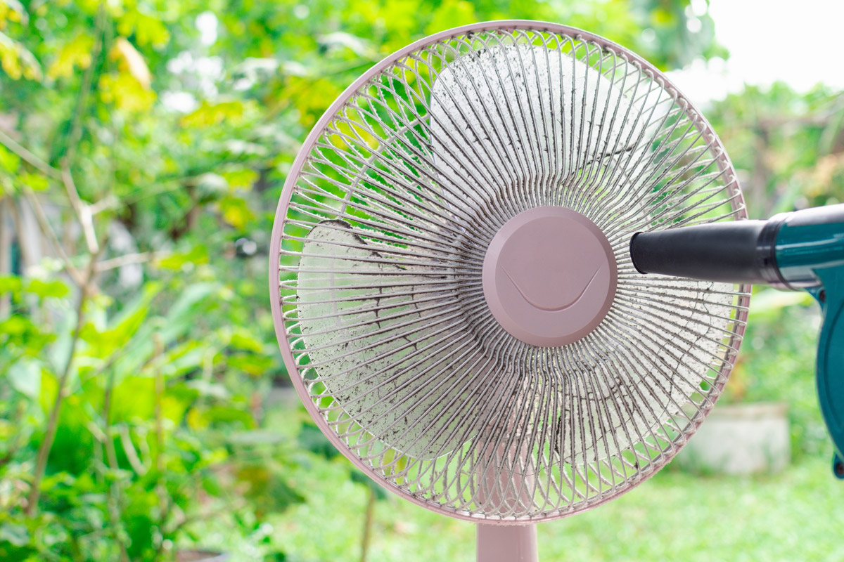 Prach z ochranné mřížky ventilátoru se odstraňuje pomocí vysavače s úzkým nástavcem.