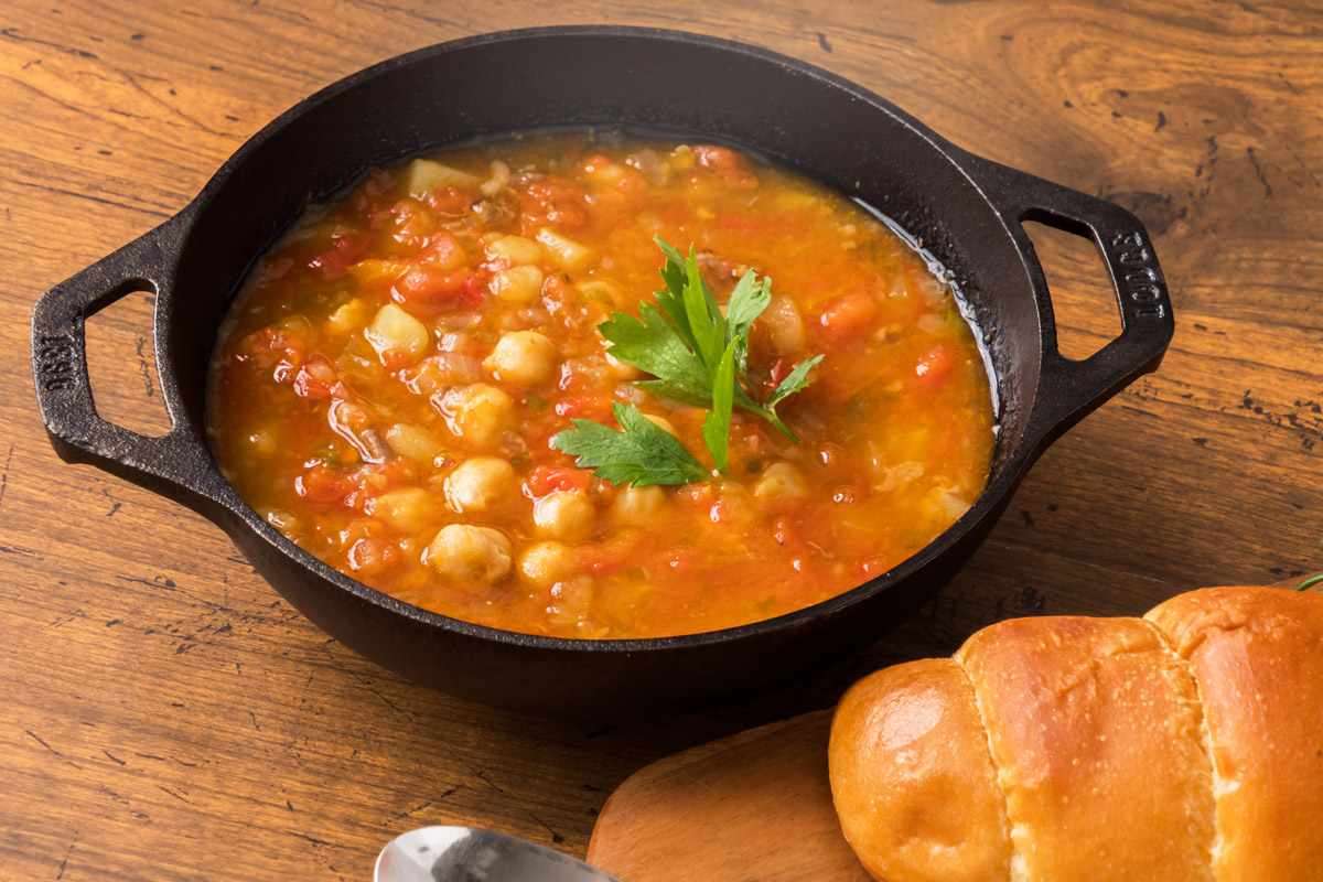 gulas s hokkaido a cizrnou Vegetariánský guláš z dýně Hokkaido a cizrny nabízí netradiční kombinaci zeleniny, orientálního koření a luštěnin.