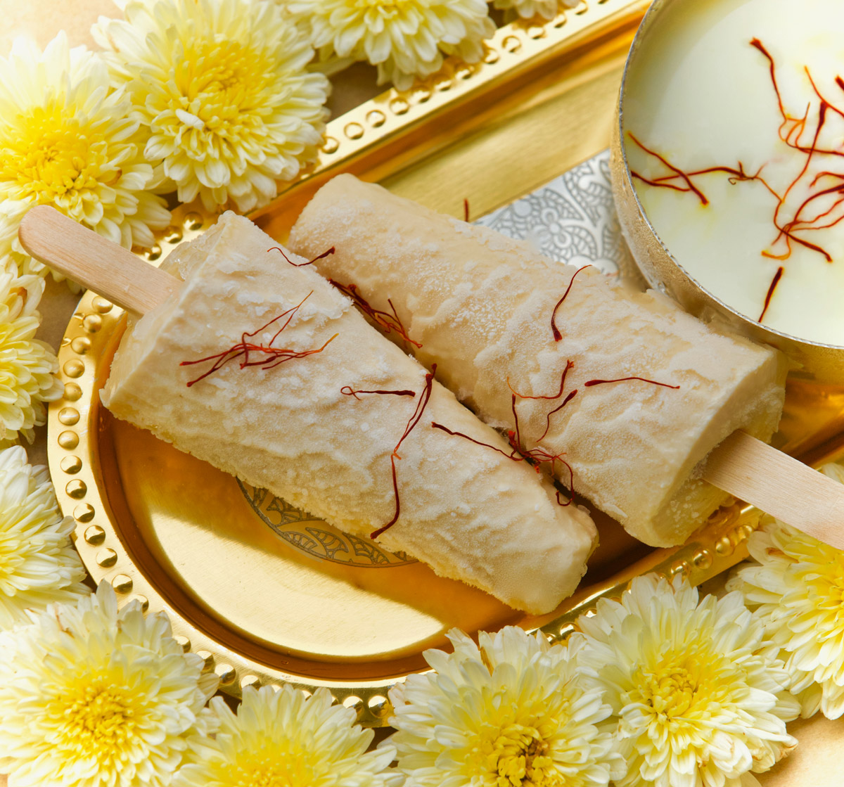 kesar kulfi Kesar kulfi připravené se šafránem má jemnou zlatavou barvu a výrazné aroma. Podává se na dřívku nebo nakrájené na plátky.