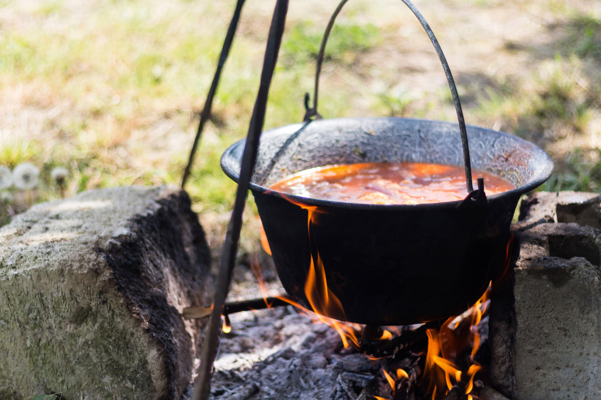 kotlikovy gulas Guláš se vaří v litinovém kotlíku nad otevřeným ohněm stejně jako kdysi u maďarských pastevců.