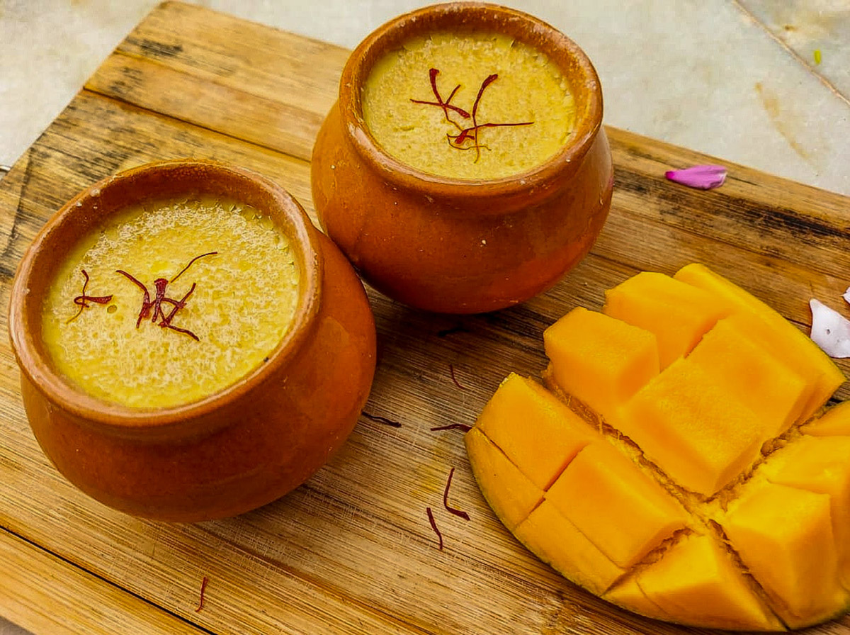 kulfi do misky Kulfi lze zamrazit také v keramických mističkách místo forem na nanuky. Po krátkém povolení se podává lžičkou jako krémový mražený dezert.