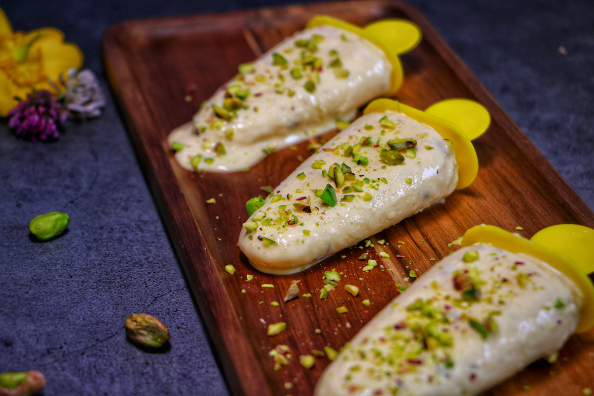 malai kulfi Malai kulfi ve formičkách na nanuky je připravené z mléka a smetany a posypané nasekanými pistáciemi. Patří mezi nejtradičnější varianty tohoto indického dezertu.