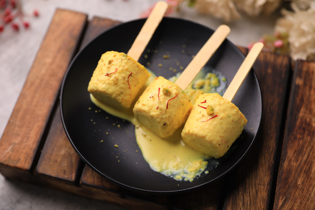 Mangové kulfi spojuje sladkost zralého manga s vůní kardamomu a šafránu.