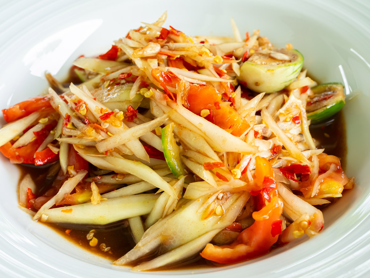 Pikantní zeleninový salát z proužků zeleniny, rajčat a chilli papriček v ochuceném nálevu.