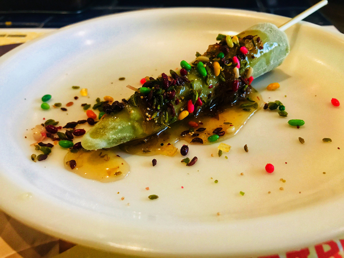 paan kulfi Zelené paan kulfi je ozdobené směsí oříšků a koření. Neobvyklou chuť mu dodávají betelové listy, které jsou oblíbenou ingrediencí v Indii.