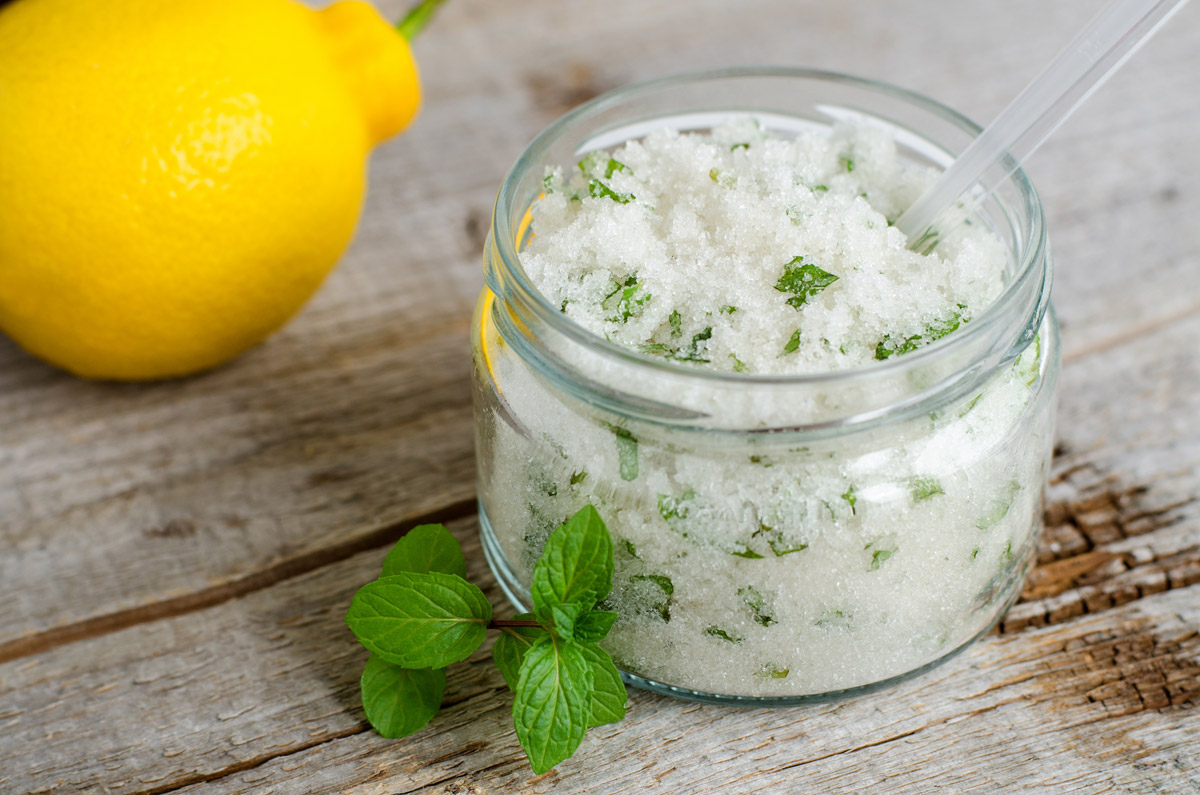 peeling na nohy Domácí peeling z epsomské soli, máty a citronu pomáhá odstranit ztvrdlou kůži a příjemně ochladí unavená chodidla.
