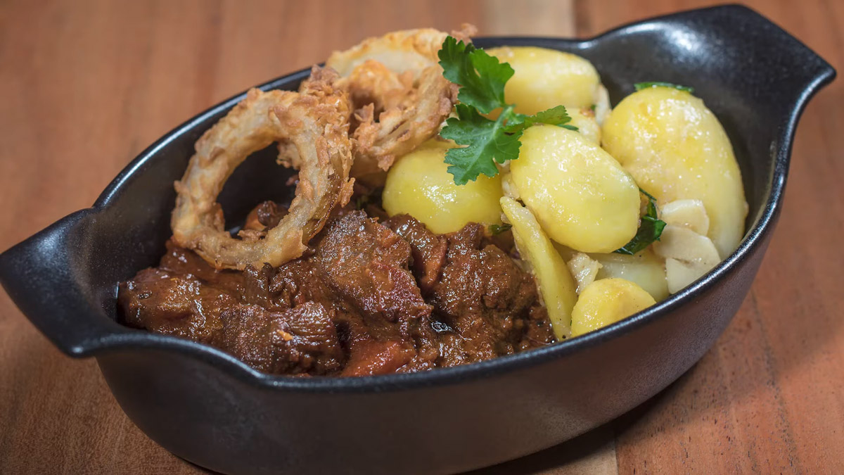 pstrosi gulas Pštrosí guláš podávaný s vařenými bramborami a křupavými cibulovými kroužky představuje nevšední gurmánskou specialitu.