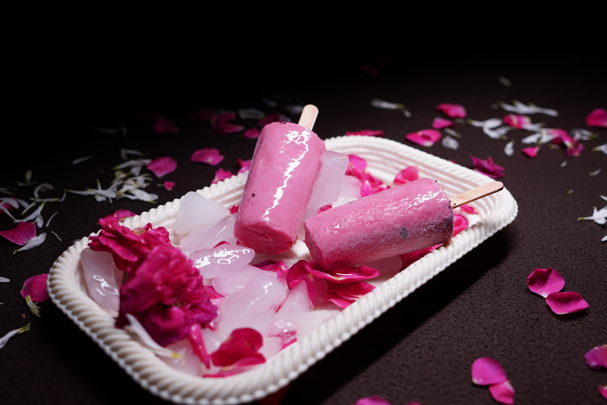 rose kulfi Růžové kulfi připravené s růžovým sirupem nebo růžovou vodou se podává na ledu a zdobí se okvětními lístky růží. Patří mezi nejvoňavější varianty této indické zmrzliny.