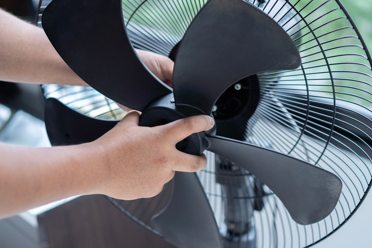Po sejmutí přední ochranné mřížky se z ventilátoru demontují lopatky, aby je bylo možné důkladně vyčistit.