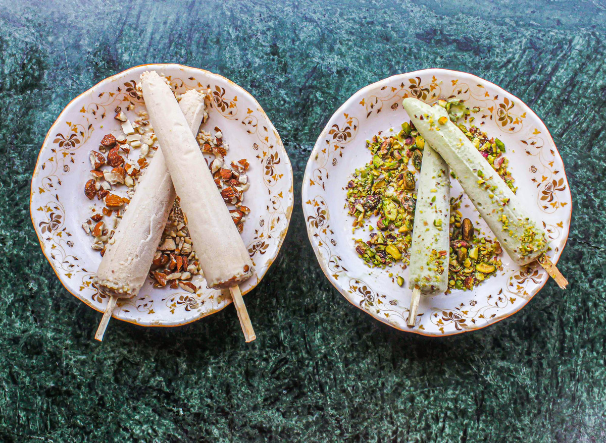 shahi kulfi Dvě varianty kulfi jsou obalené v nasekaných mandlích a pistáciích. Oříšky dodávají tradiční indické zmrzlině výraznější chuť i příjemnou křupavou texturu.