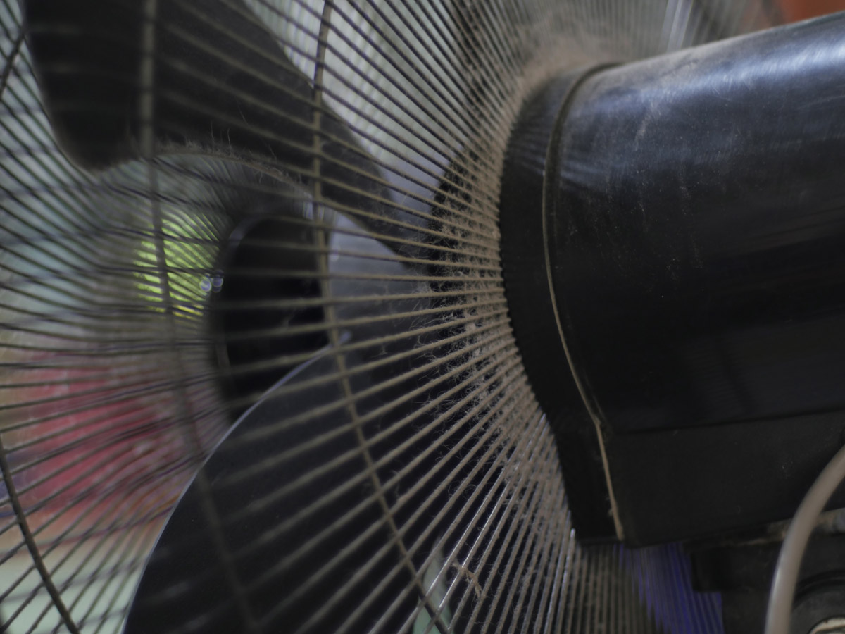 Na zadní mřížce ventilátoru se během sezony usazuje prach, na který se při běžném čištění snadno zapomíná.