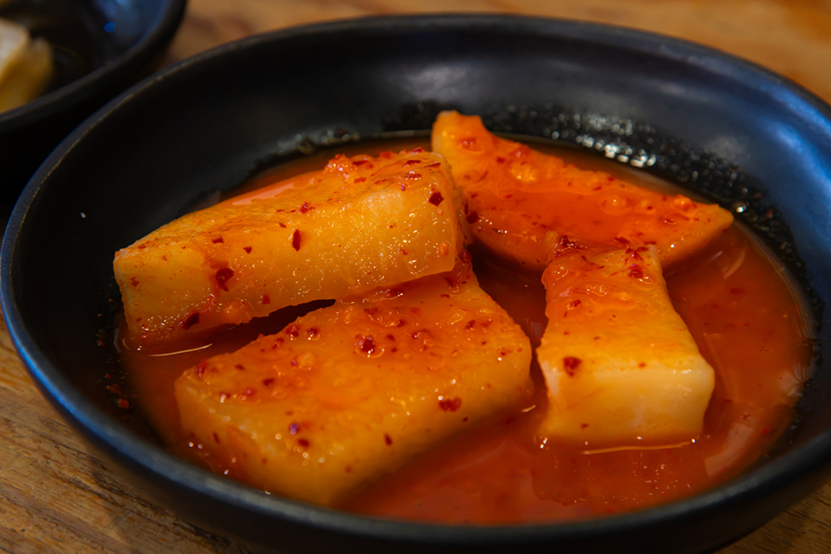 Kkakdugi z velkých kostek korejské ředkve fermentovaných s chilli kořením.