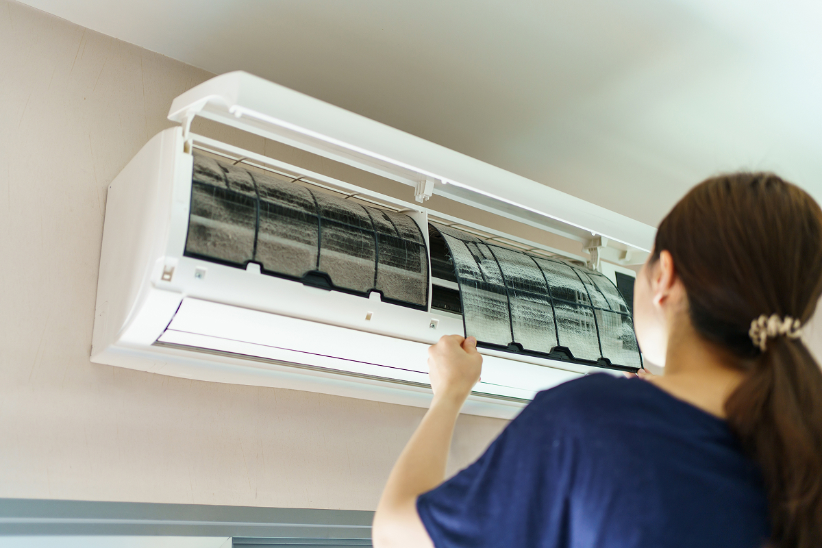cisteni klimy 1 Čištění zanesených filtrů nástěnné klimatizace před další sezonou.