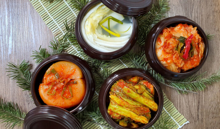 Kimchi bez zelí? Korejci fermentují ředkve, okurky, cibuli a přidávají i ovoce