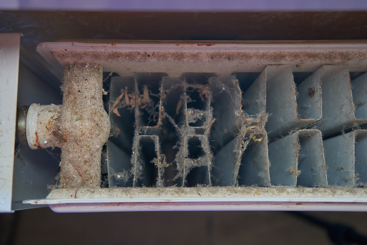 spinavy radiator 1 Detail silně zaprášeného vnitřku radiátoru před čištěním a začátkem topné sezony.