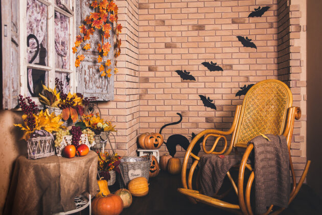 Strašidelné rodinné fotky, tajemné stíny i křeslo pro ducha. Takto můžete letos vyzdobit byt na Halloween