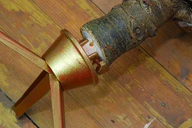 umístění stromku do stojanu 8