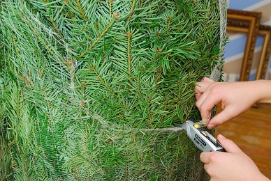 umístění stromku do stojanu 9