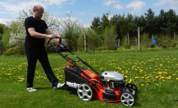 Testovali jsme HECHT 5484 SXE, sekačku oceněnou Kozlíkem Šikulou
