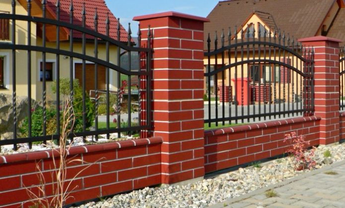 Ploty a zahradní krby od KÁMEN KwR KOVÁŘ: Vsaďte na modernu