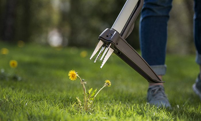Inovovaná řada vytrhávačů plevele Fiskars odstraňuje nežádoucí rostliny