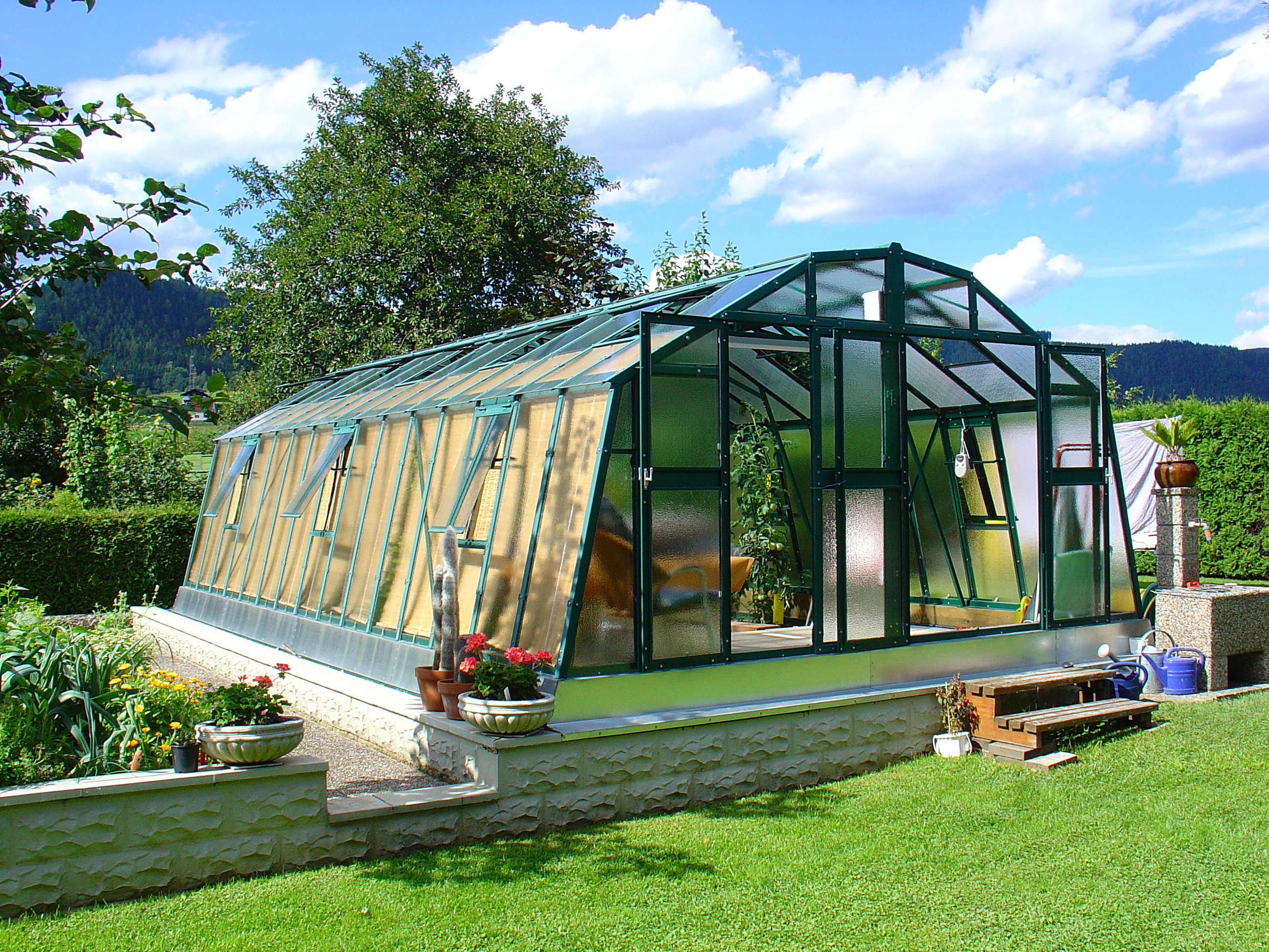 Velký a vybavený skleník lze využívat i jako volně stojící zimní zahradu.