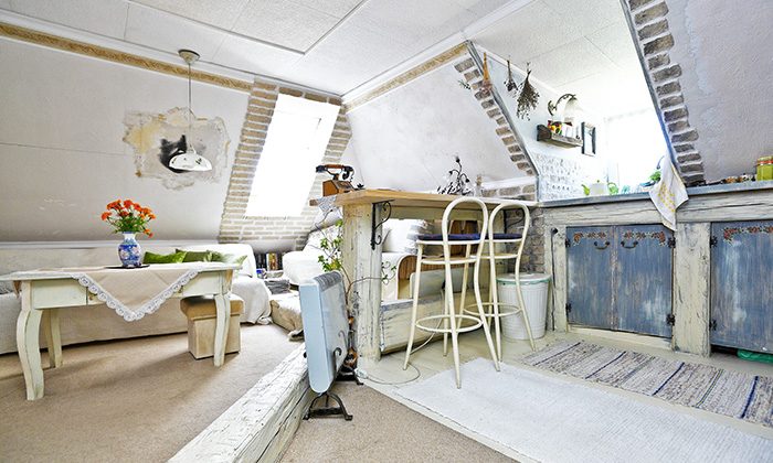 Stylové podkroví: Ošumělá elegance podkrovního bytu